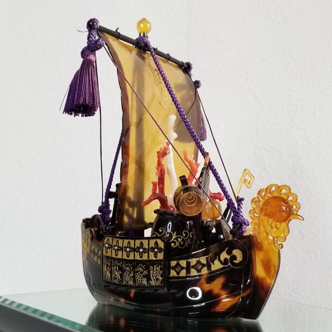 本鼈甲　べっ甲　鳳凰宝船　置物　血赤珊瑚、白珊瑚　ガラスケース　縁起物　オブジェ