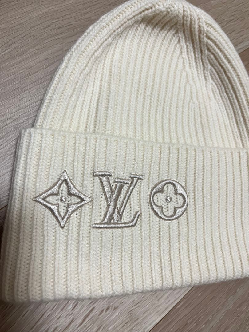 LVルイヴィトン　ニット帽 リブ編み　ロゴ刺繍　ホワイト　未使用に近い