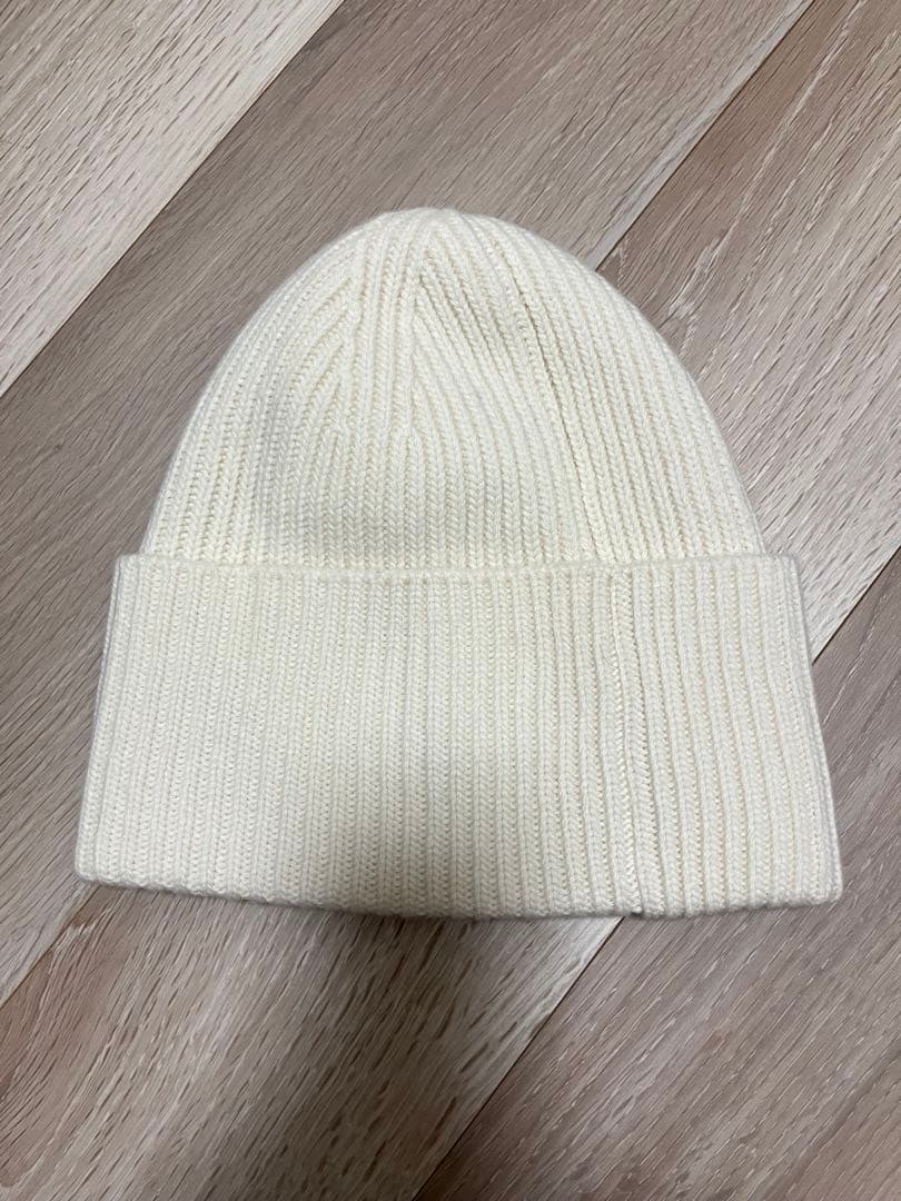 LVルイヴィトン　ニット帽 リブ編み　ロゴ刺繍　ホワイト　未使用に近い
