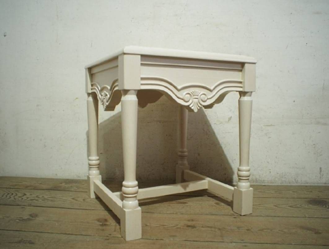 1081 クラシックなデザインのサイドテーブル　展示台　陳列台　ロココ調　レトロ