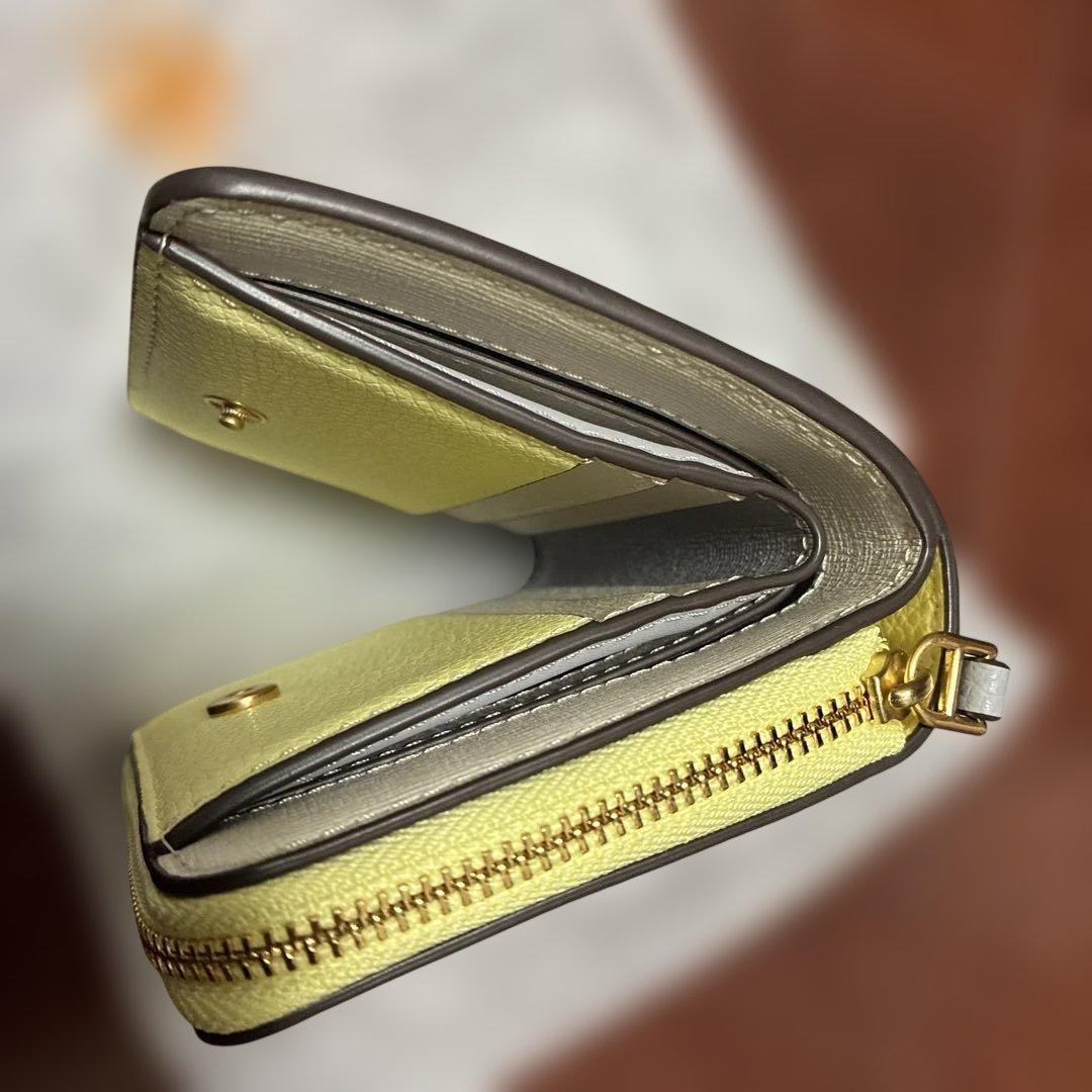 トリーバーチ　イエロー レザー 二つ折り財布