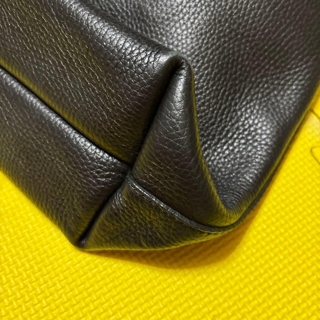 フェラガモ　ブラックレザーハンドバッグ