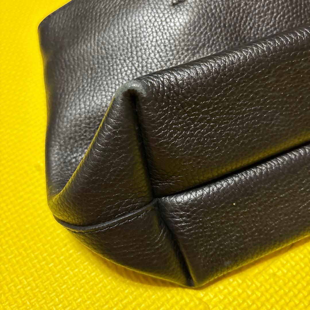 フェラガモ　ブラックレザーハンドバッグ