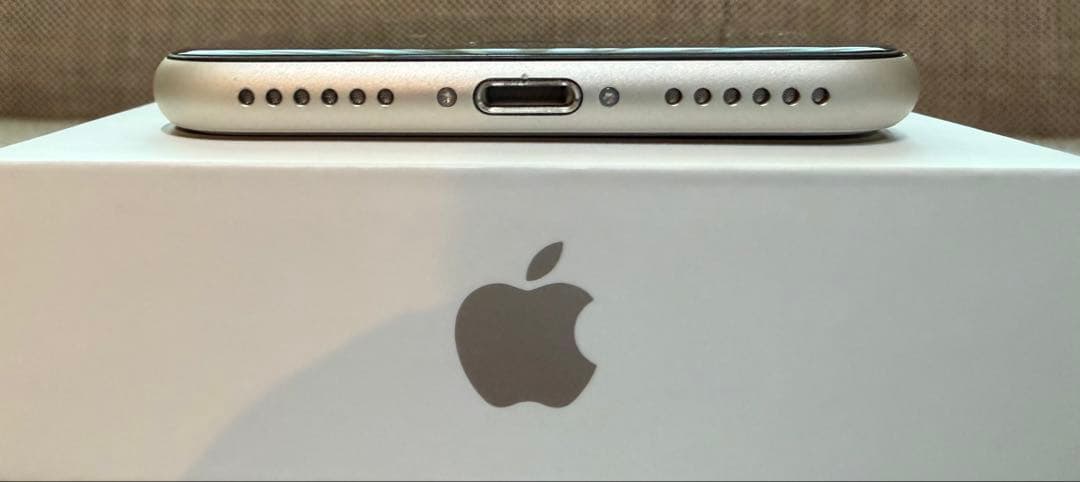 iPhone SE 3 スターライト 白色 64GB （中古）　SIMロックなし