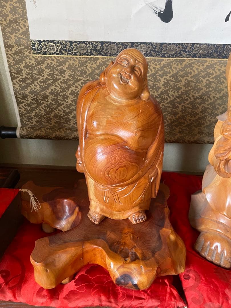 美品　骨董品　高級木彫り　大黒様　木製の笑顔の仏像セット　木彫り　赤い座布団付き