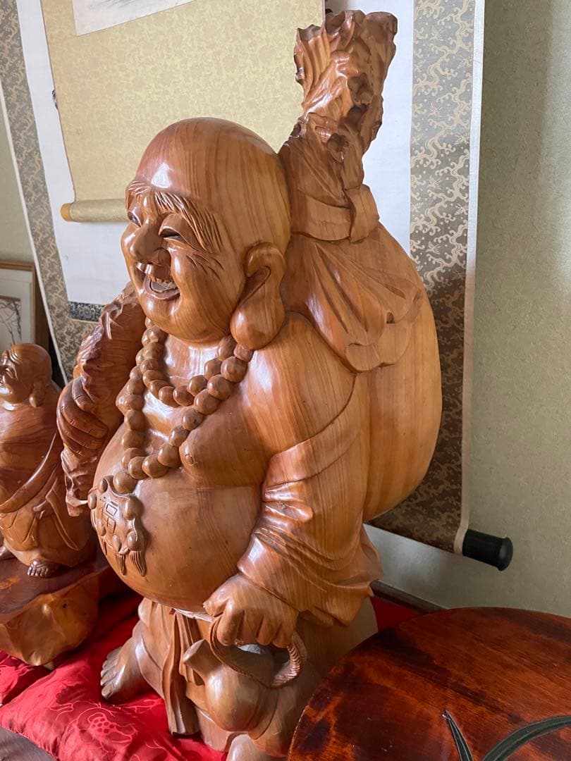 美品　骨董品　高級木彫り　大黒様　木製の笑顔の仏像セット　木彫り　赤い座布団付き