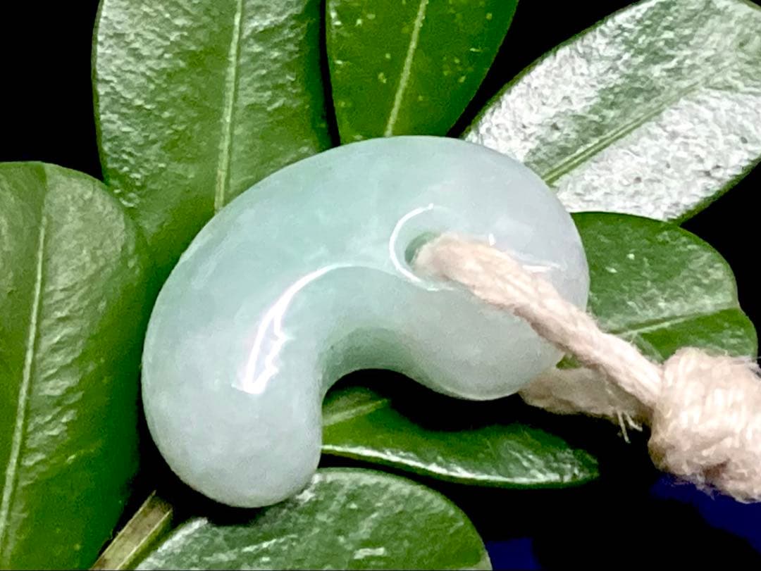 桁違いの極上品質　50年前のガラス質麻紐付保管品　糸魚川翡翠勾玉　鑑別書無し安価