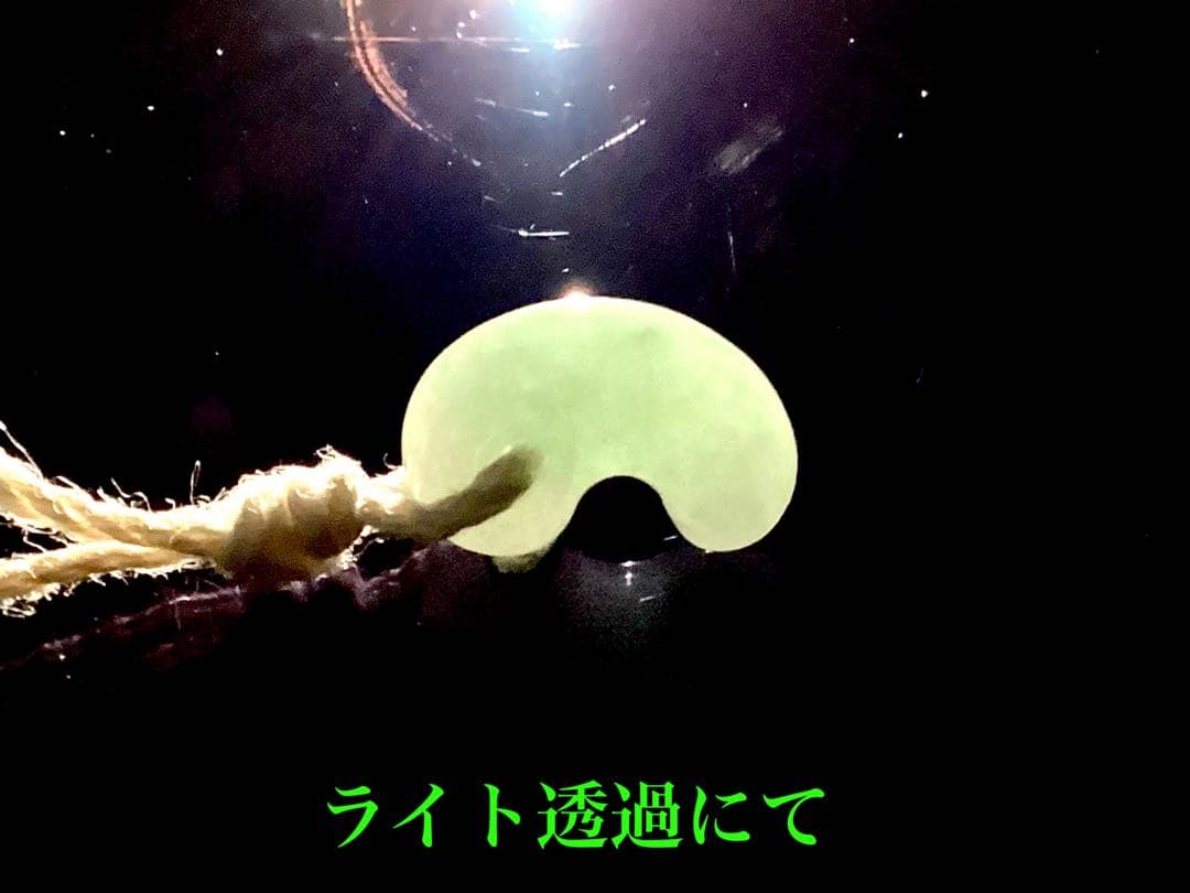 桁違いの極上品質　50年前のガラス質麻紐付保管品　糸魚川翡翠勾玉　鑑別書無し安価