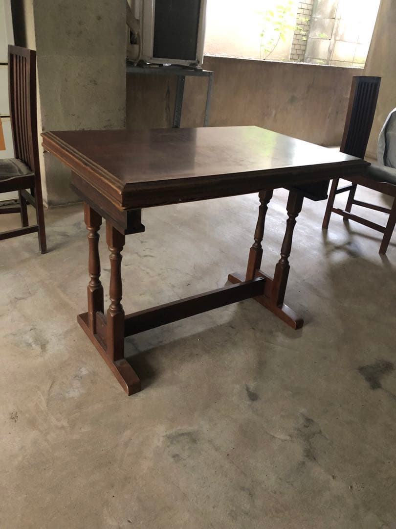 木製ダークブラウンテーブル