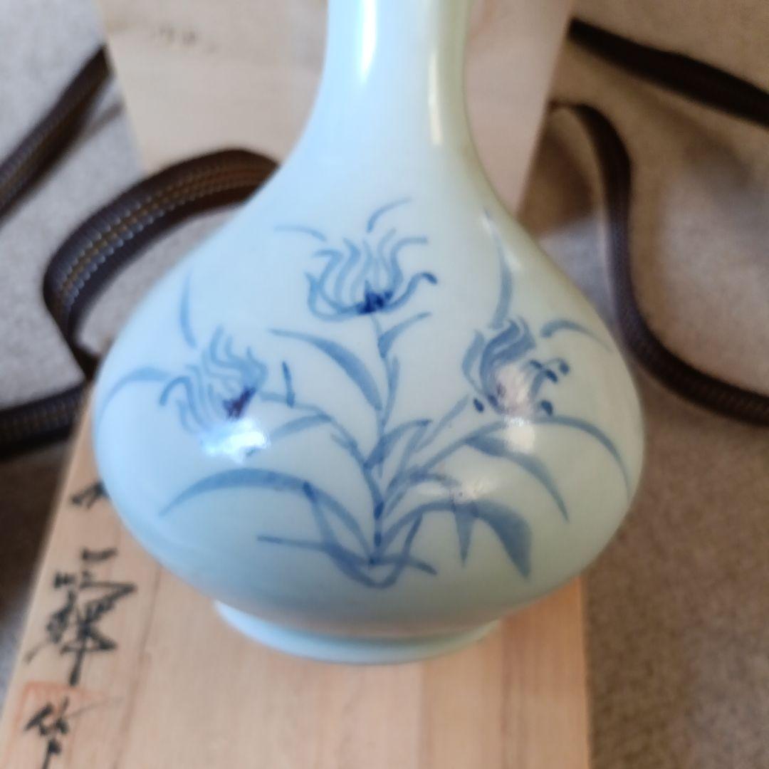 青花草花文白磁瓶　池 順鐸（ジ・スンタク、지순탁 ）作　共箱、陶歴、紹介付き