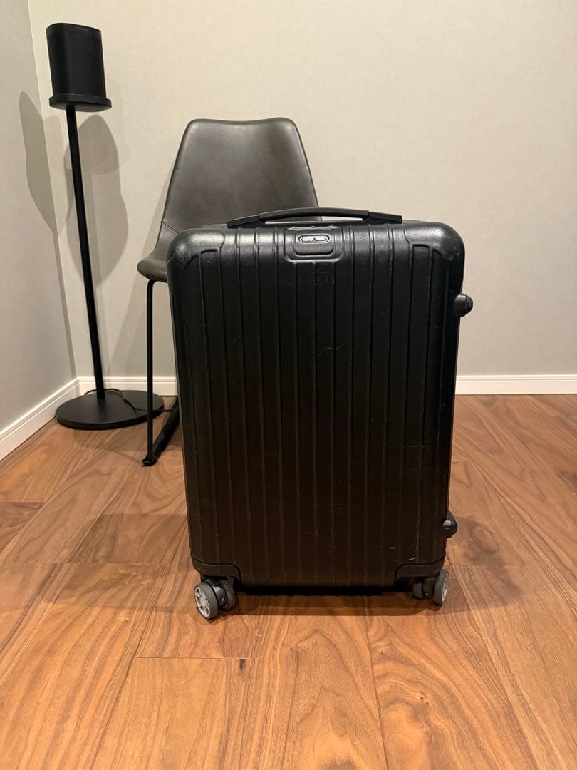 リモワ　機内持ち込みサイズ　スーツケース　ブラック