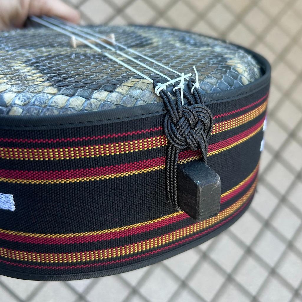 沖縄　三線　カミゲン　カモの口　ユナー　黒木　本皮一枚張り　伝統工芸士