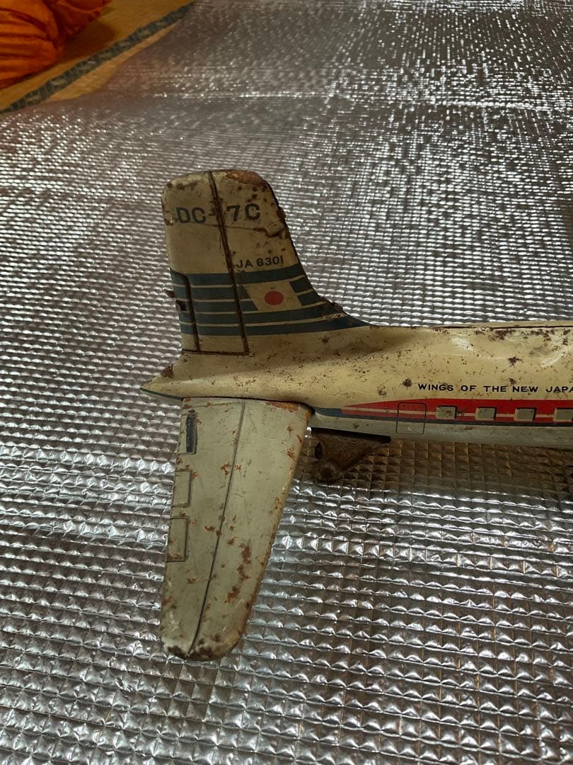 日本航空旅客機DC-7C プロペラ旅客機。【後輪タイヤ欠品、胴体翼分離可能と錆】