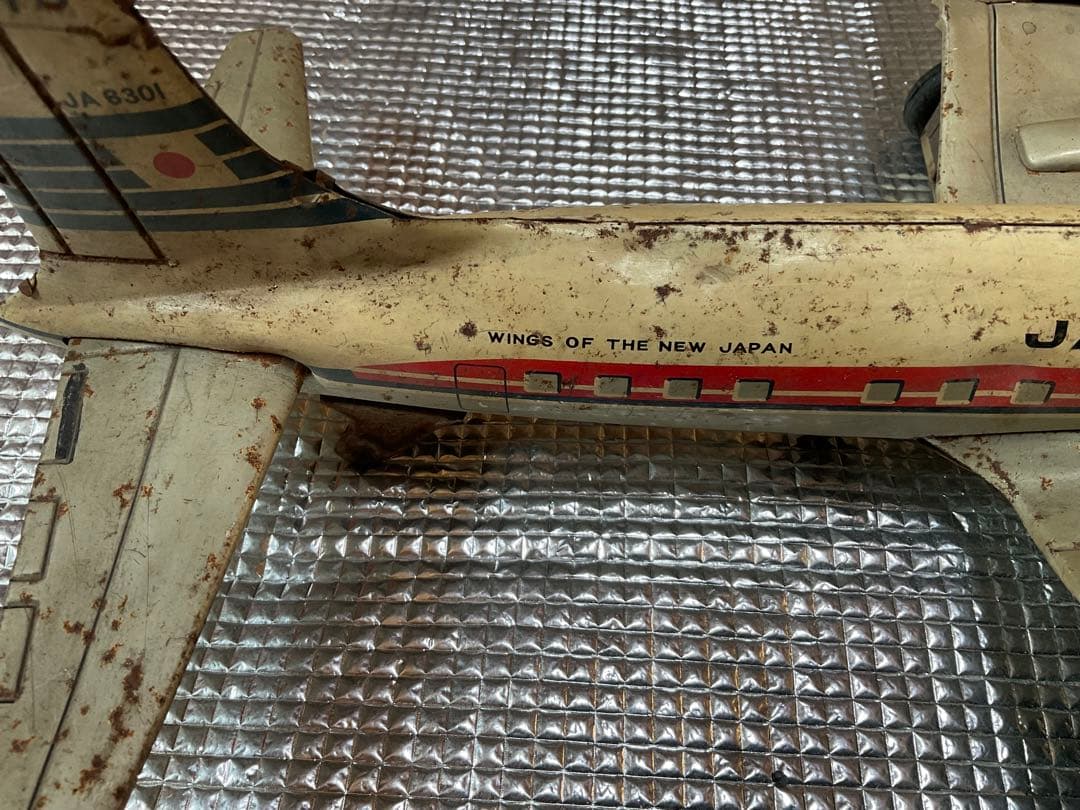 日本航空旅客機DC-7C プロペラ旅客機。【後輪タイヤ欠品、胴体翼分離可能と錆】