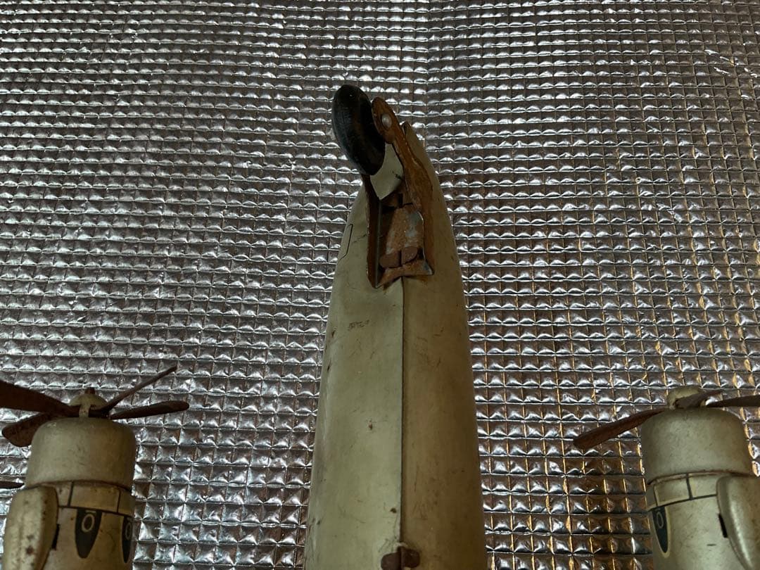 日本航空旅客機DC-7C プロペラ旅客機。【後輪タイヤ欠品、胴体翼分離可能と錆】