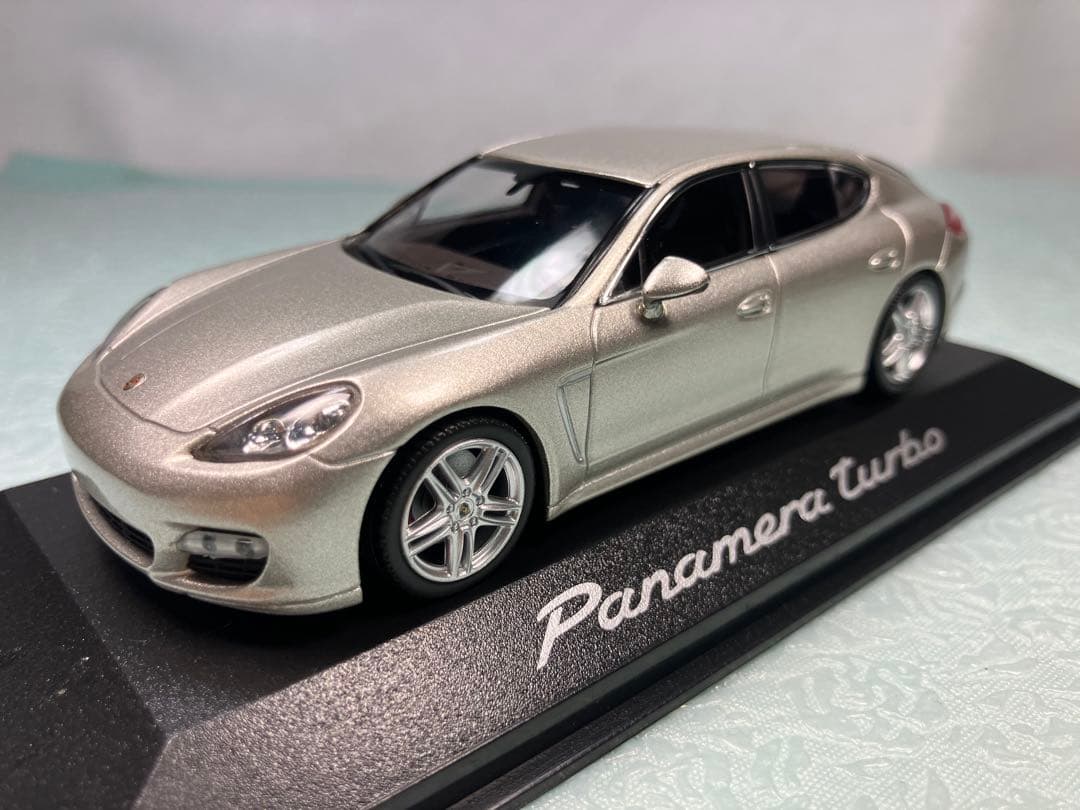ミニチャンプス　Porshe Panamera Turbo シルバー