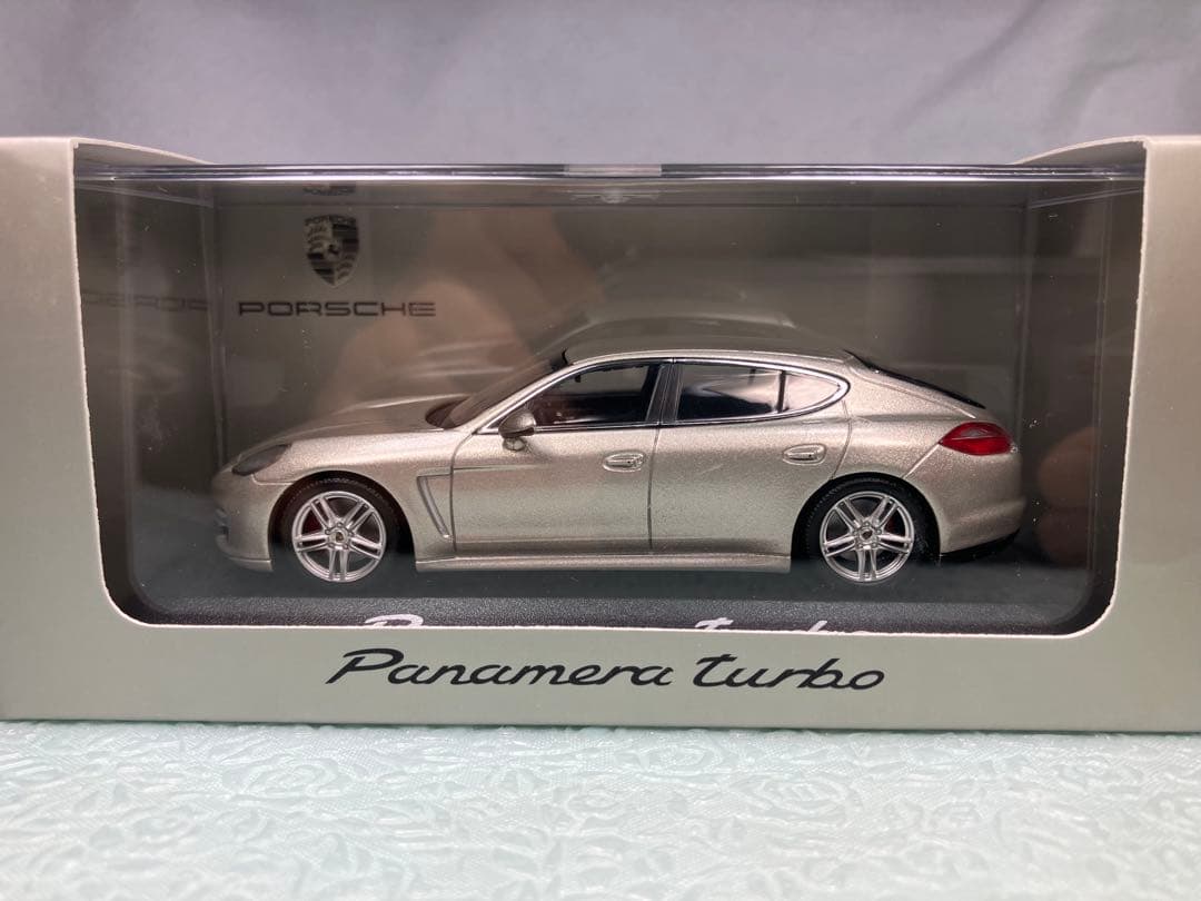 ミニチャンプス　Porshe Panamera Turbo シルバー