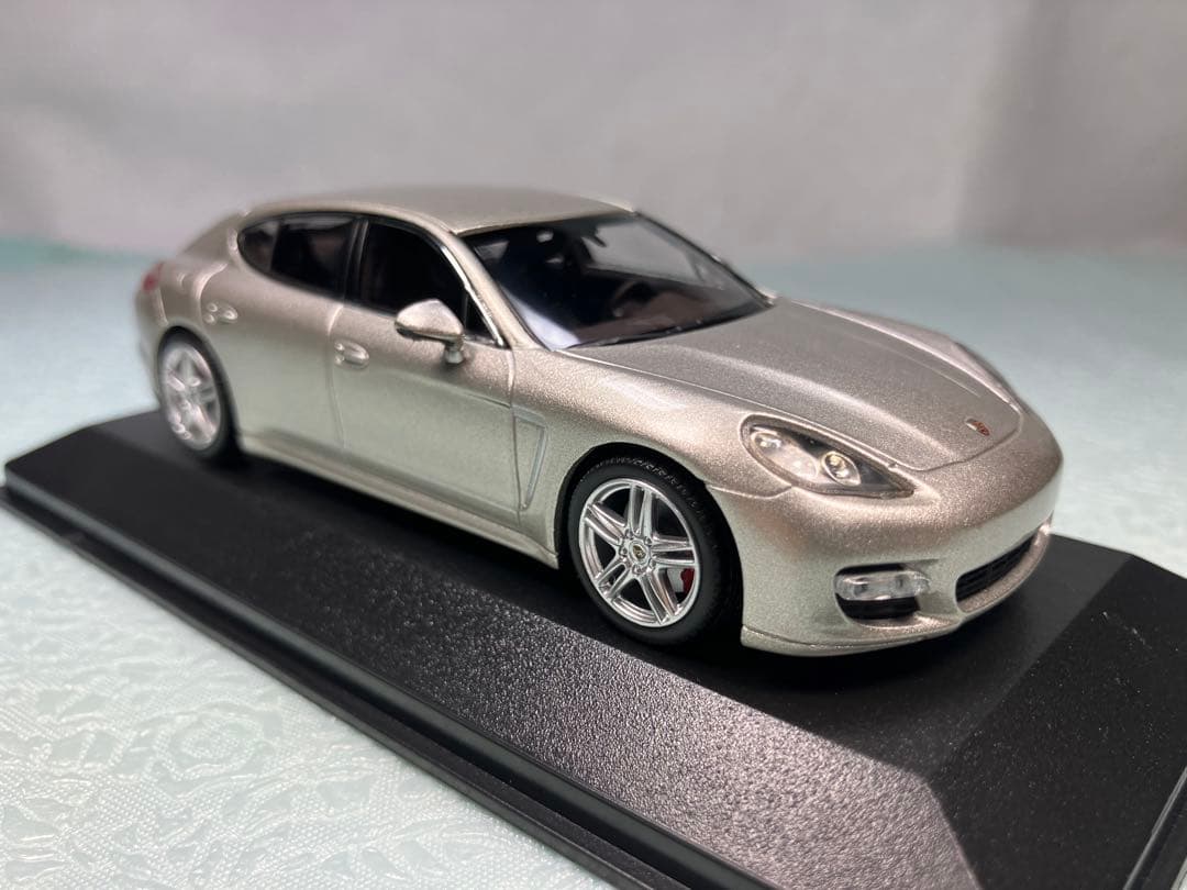 ミニチャンプス　Porshe Panamera Turbo シルバー