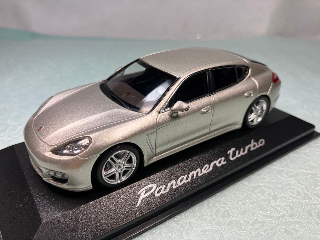 ミニチャンプス　Porshe Panamera Turbo シルバー