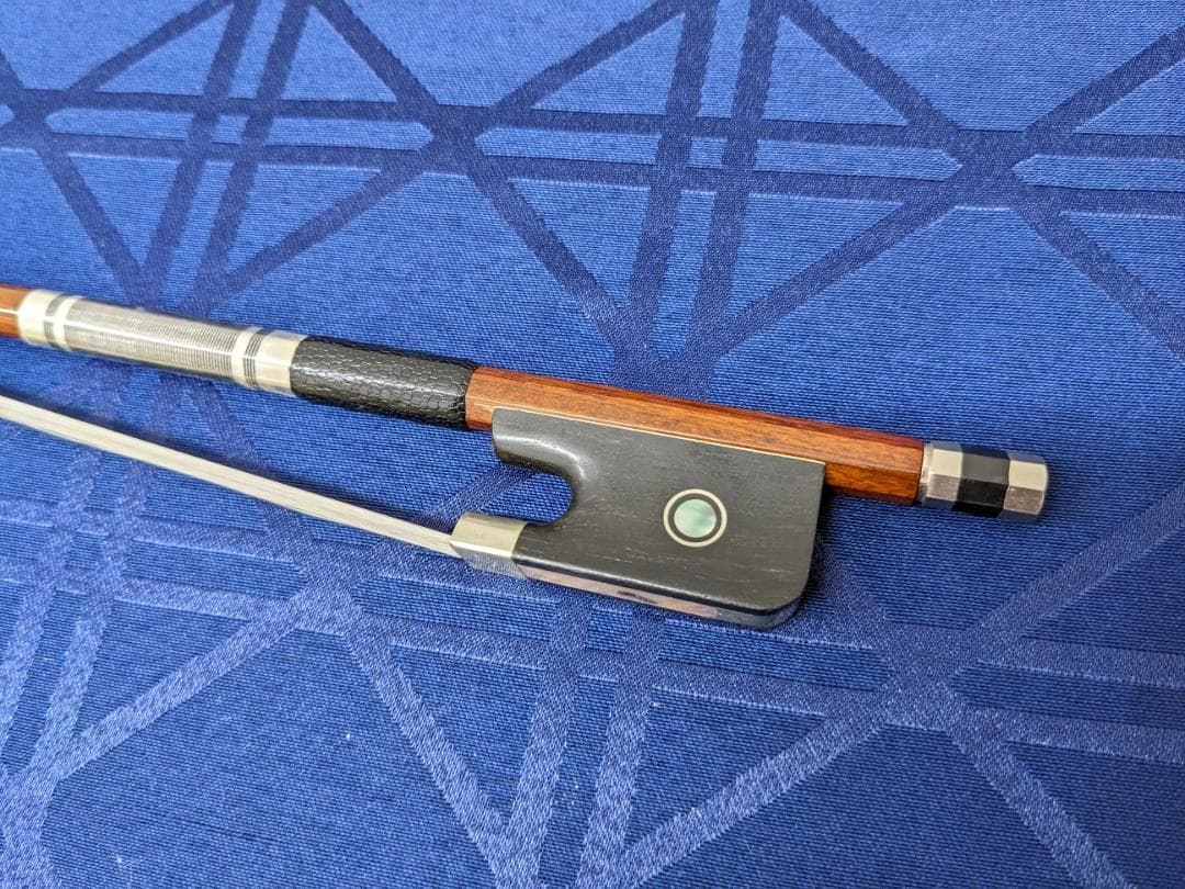 チェロ弓4/4　新品　銀線のところが凝ってる