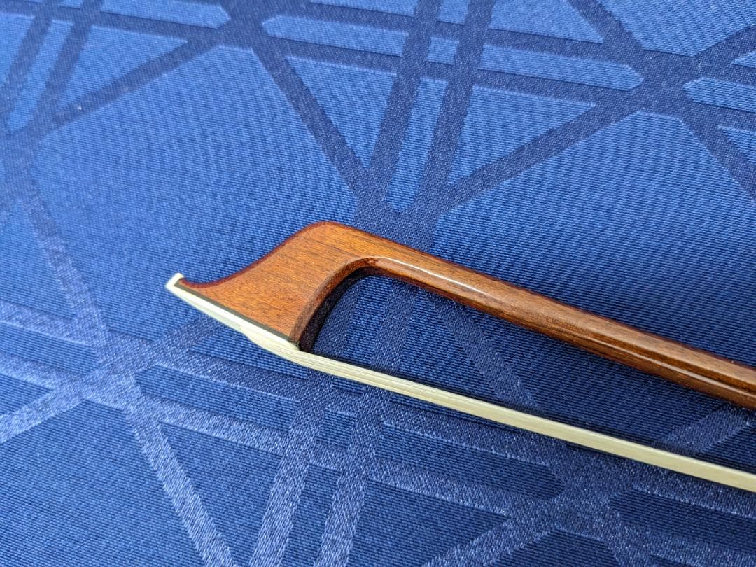 チェロ弓4/4　新品　銀線のところが凝ってる