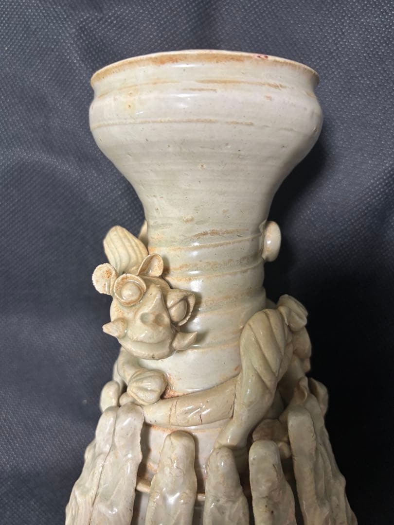 中国古美術品　宋の時代青白磁　螭龍文瓶　谷倉瓶