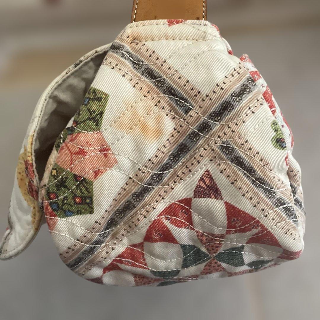 ヴィヴィアン　花柄キルティングショルダーバッグ