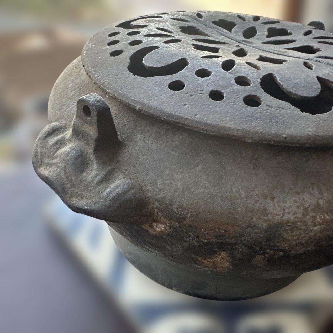 ヴィンテージ　装飾的な鉄製鍋 花模様タイル付き