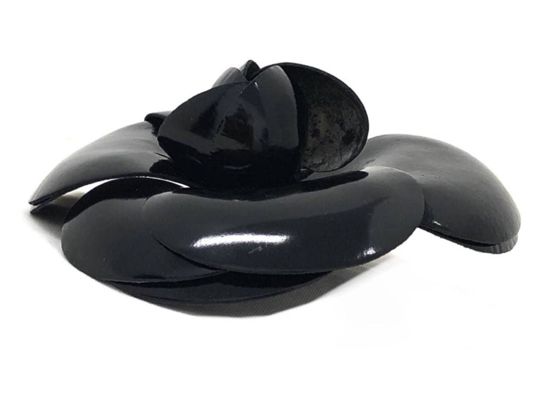 T01/156 CHANEL シャネル ブローチ カメリア CCマーク パテント