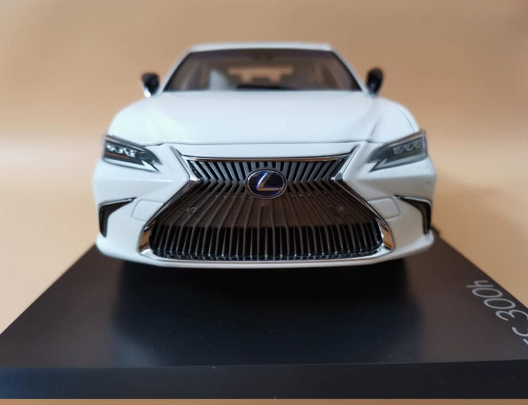 限定版1/18 レクサスES300H 模型ミニカー完成品　展示台付き　白