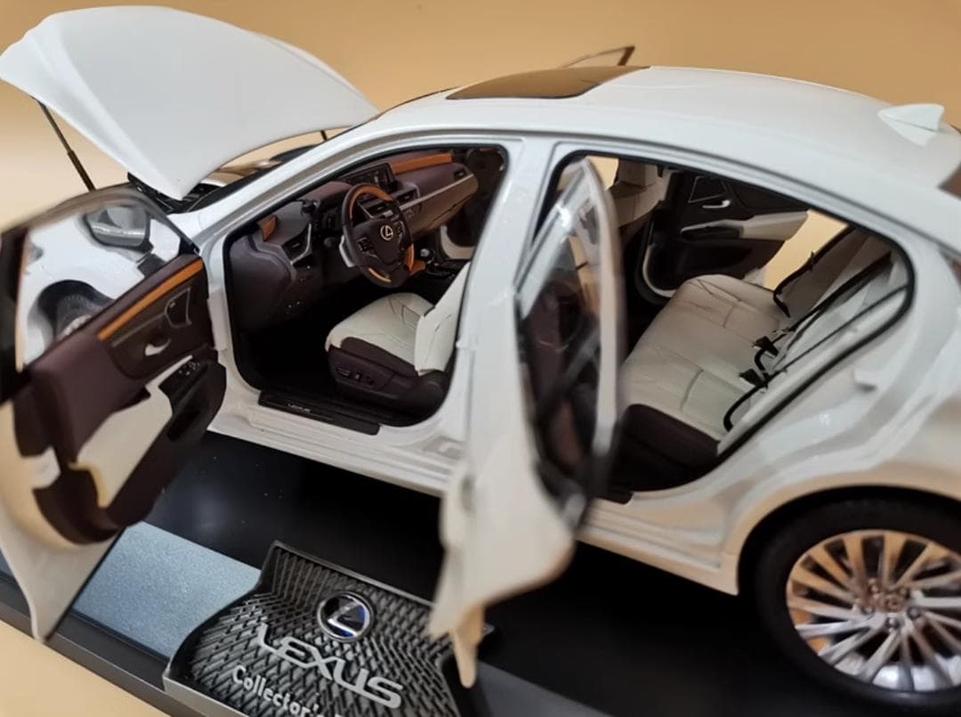 限定版1/18 レクサスES300H 模型ミニカー完成品　展示台付き　白