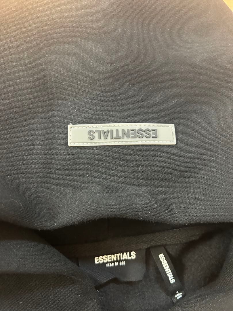 ESSENTIALS フード付きパーカー ブラック 人気ロゴ 反射フォント裏起毛