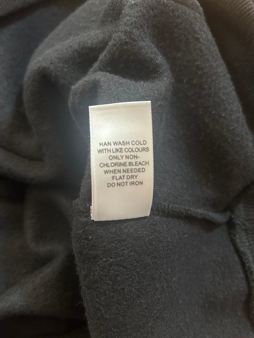 ESSENTIALS フード付きパーカー ブラック 人気ロゴ 反射フォント裏起毛