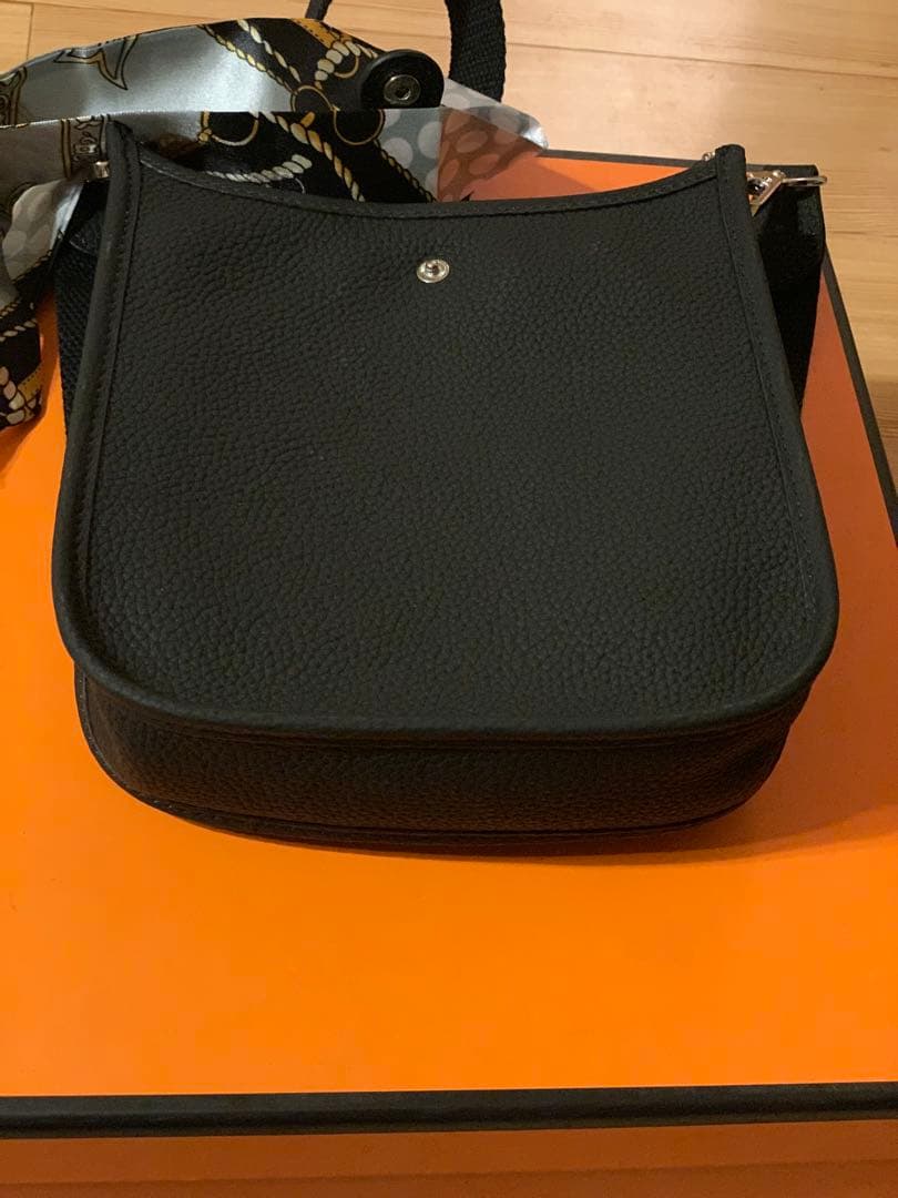 Hパンチング ショルダーバッグ Hロゴ ストラップ 高級革 ブラック