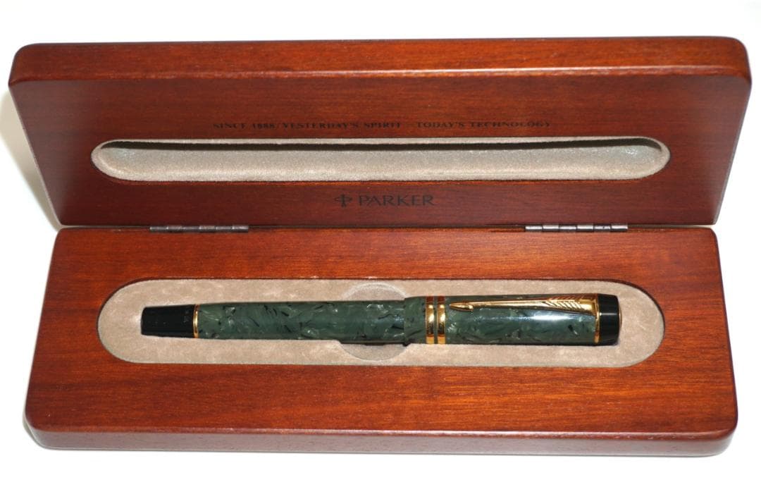 PARKER製万年筆（ ペン先18K金、　木製ケース付き）