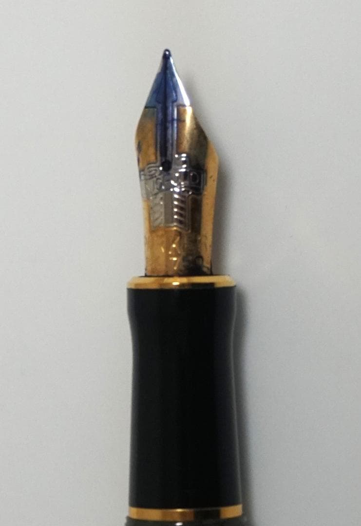 PARKER製万年筆（ ペン先18K金、　木製ケース付き）