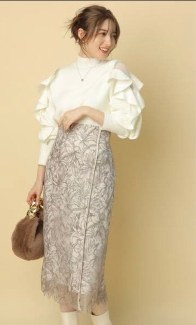 Apuweiser-riche アプワイザーリッシェ　ライン刺繍タイトスカート