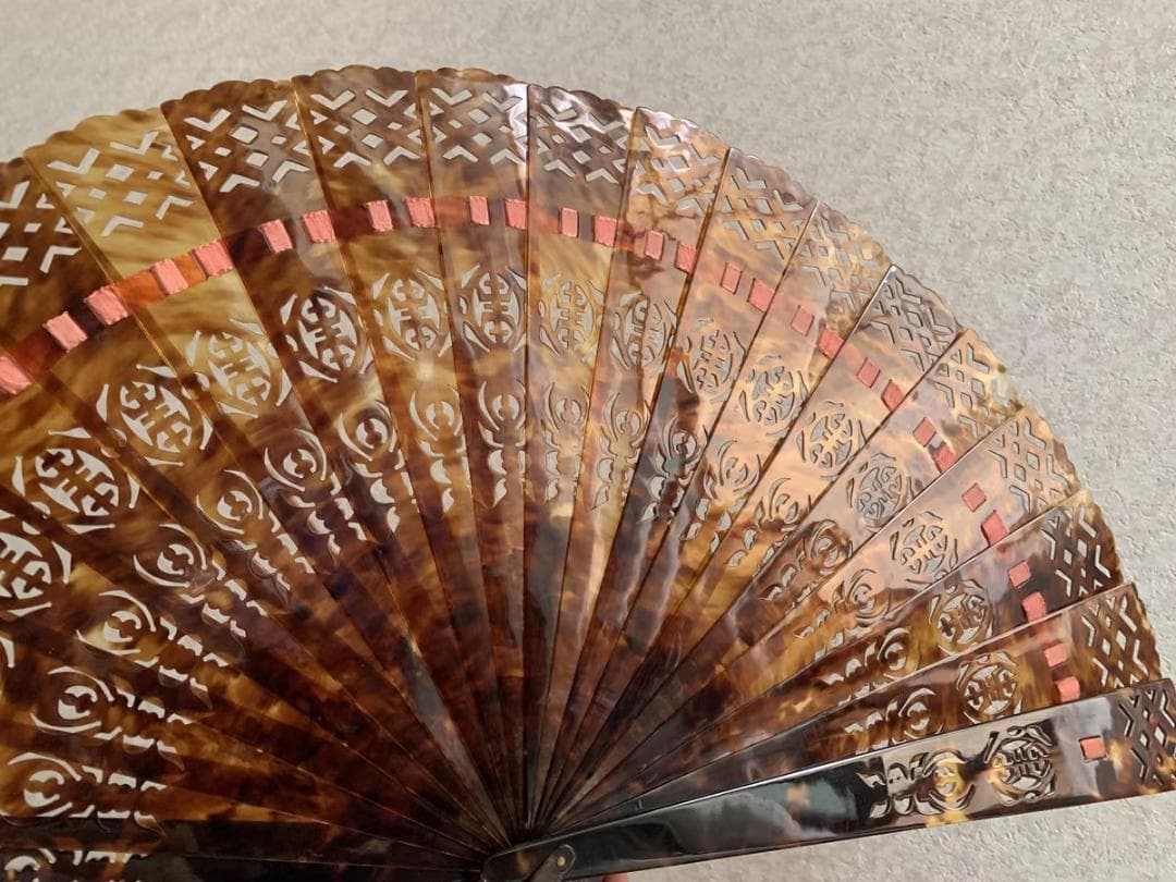 本鼈甲 べっ甲 扇子 工芸品 透かしデザイン 中国扇子 96g