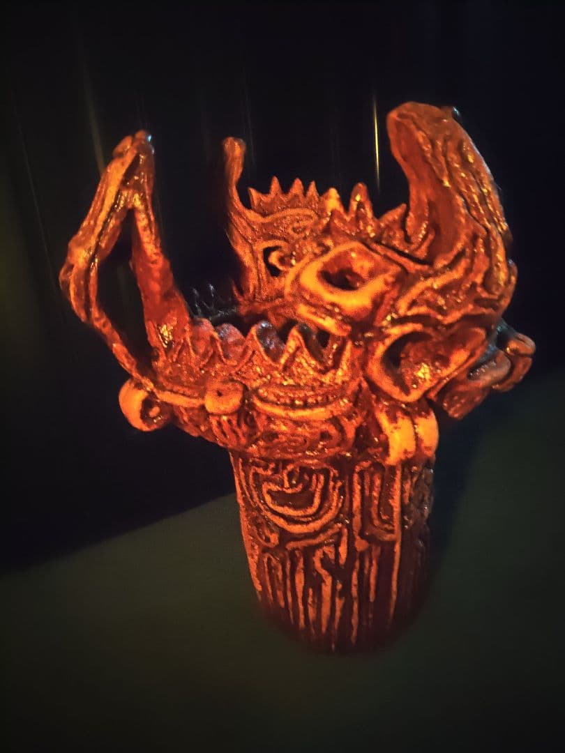 火焔型土器 三条の縄文　高さ250ｍｍ　幅250ｍｍ　重さ3ｋｇ