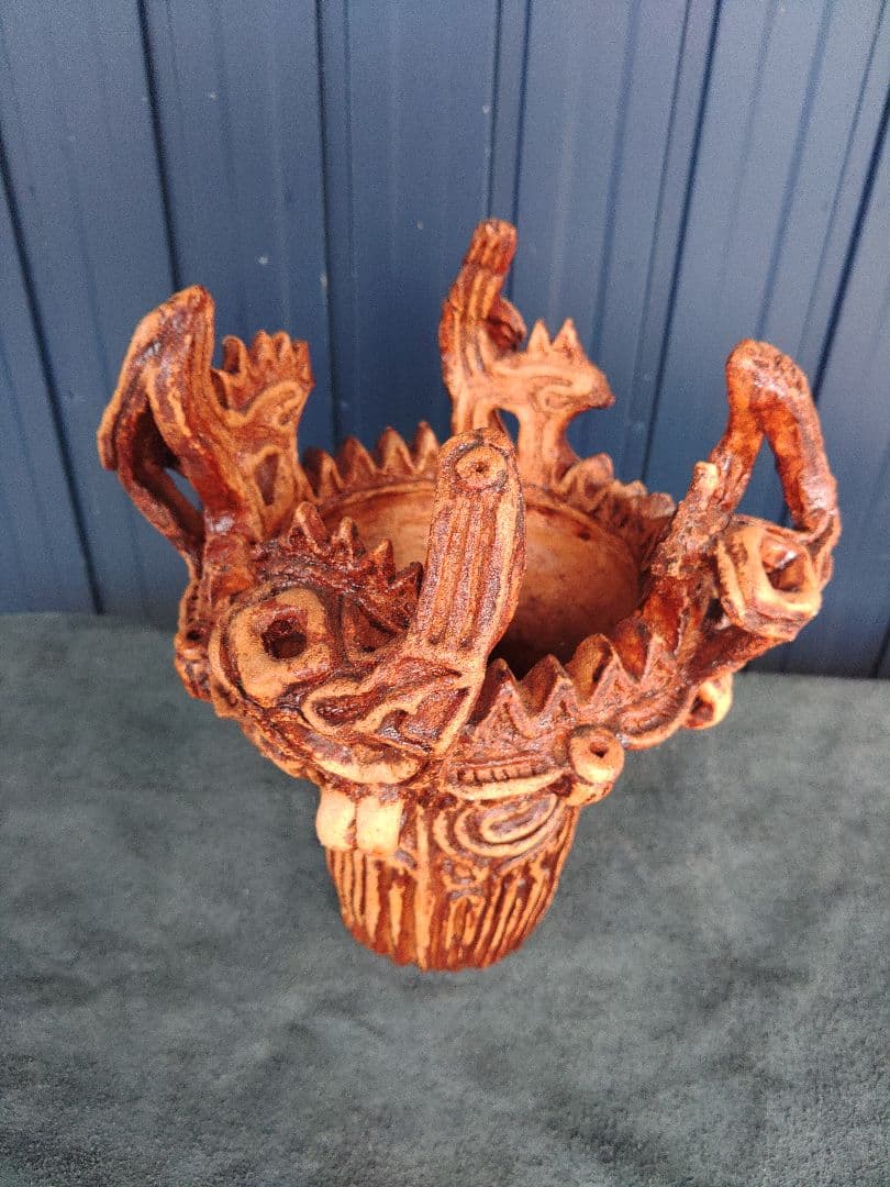 火焔型土器 三条の縄文　高さ250ｍｍ　幅250ｍｍ　重さ3ｋｇ