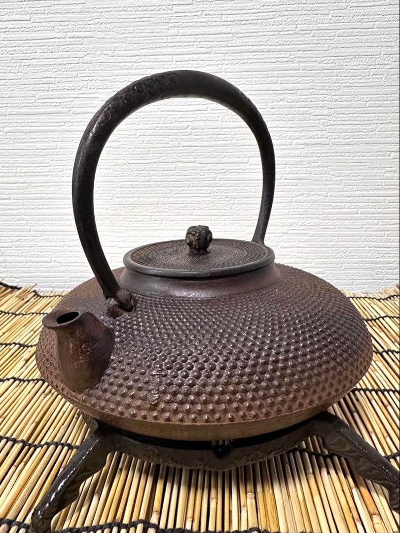 未使用品、栞付　敬典工房正寿堂山正　人間国宝髙橋敬典作独楽型　南部鉄瓶　南部鉄器