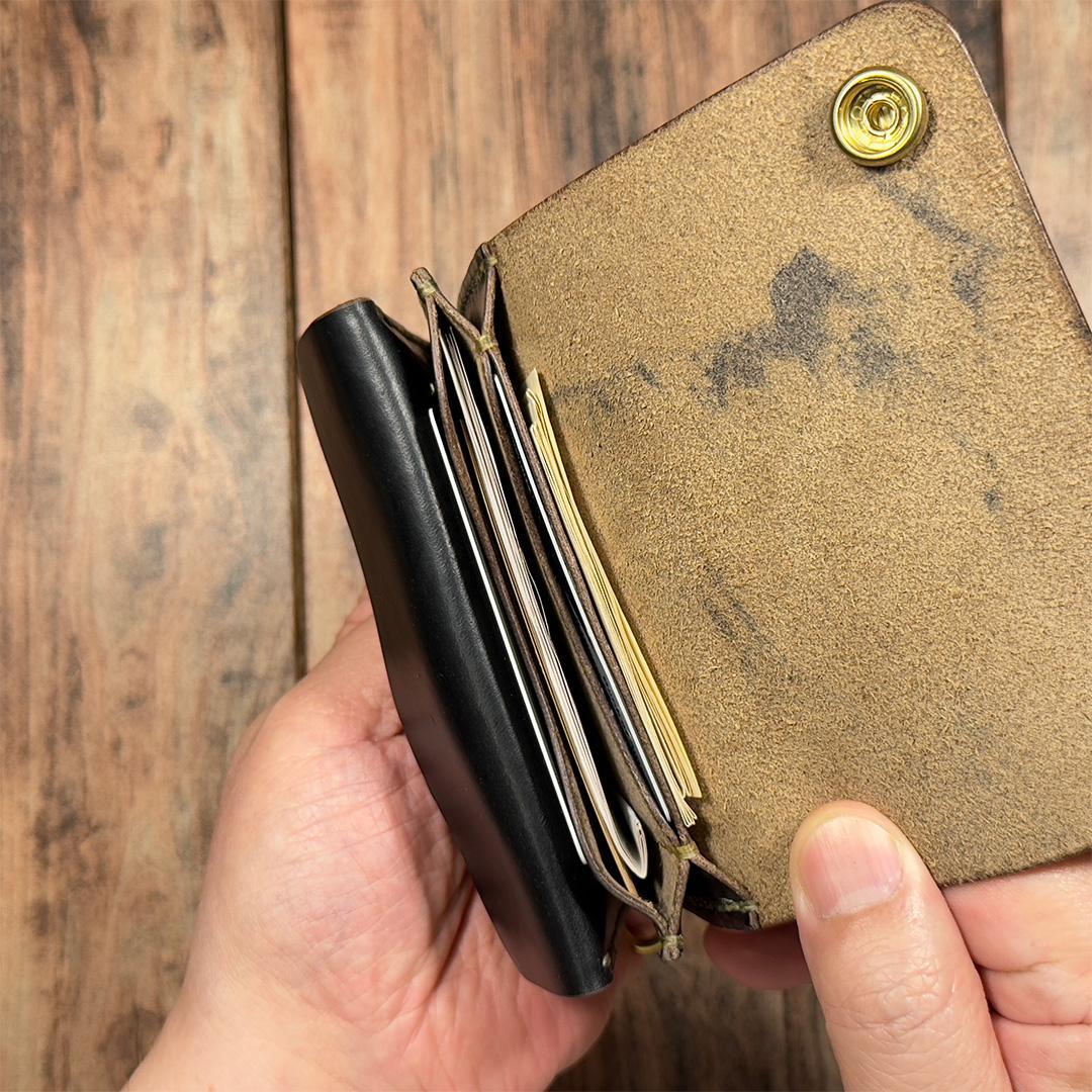 【ブラック茶芯】手縫いショートトラッカーウォレット（クロムエクセル使用）