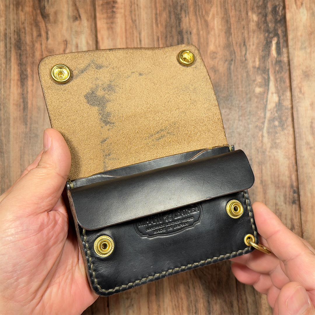 【ブラック茶芯】手縫いショートトラッカーウォレット（クロムエクセル使用）