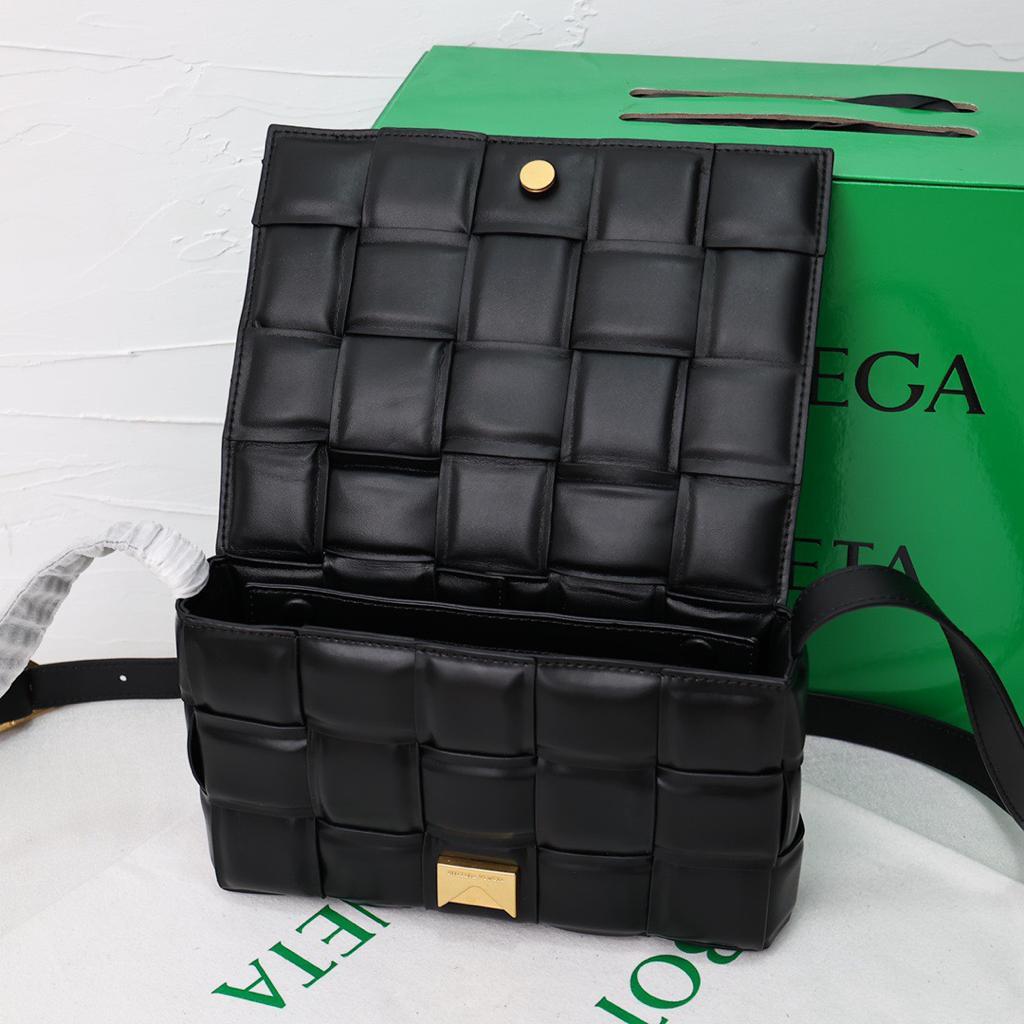 大人気！BVブラックレザーキルティングショルダーバッグ