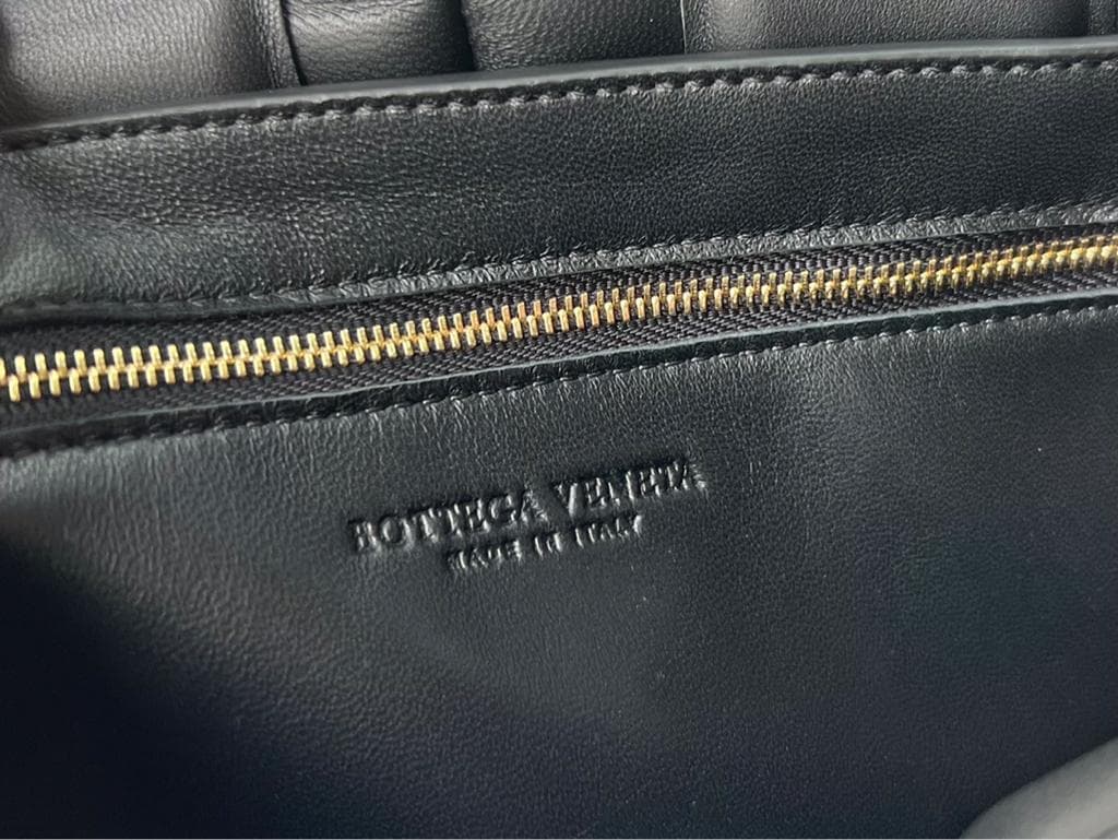 大人気！BVブラックレザーキルティングショルダーバッグ