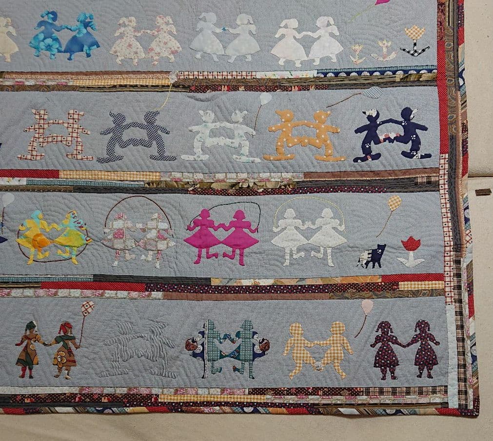 手作りパッチワークのタペストリー