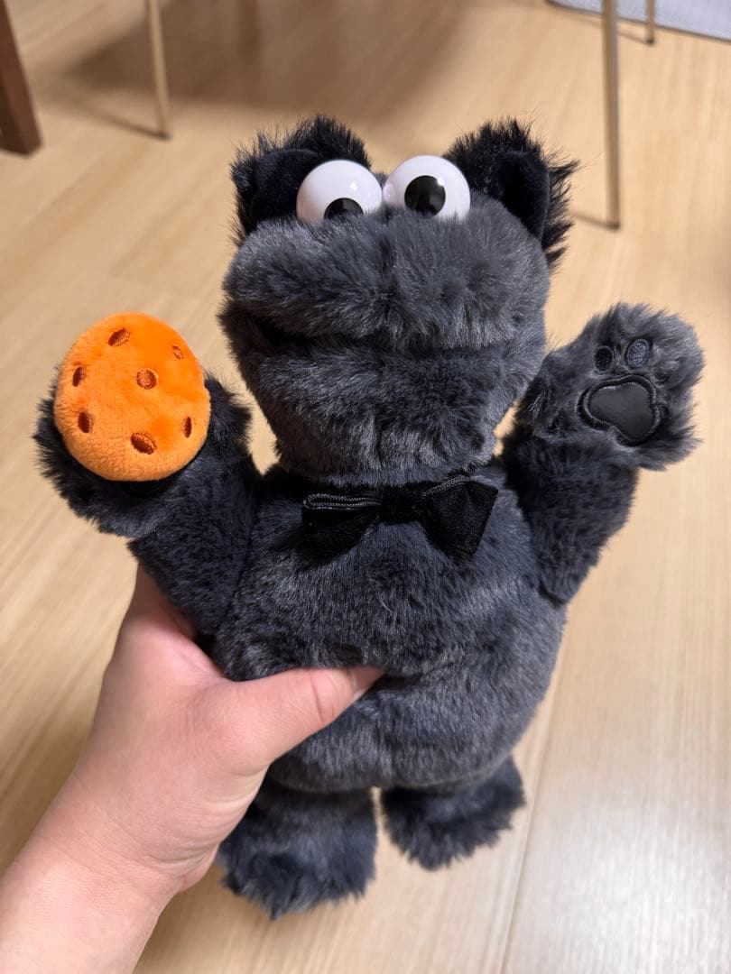 クッキーを持ったハロウィン限定のぬいぐるみ（クッキーモンスター)
