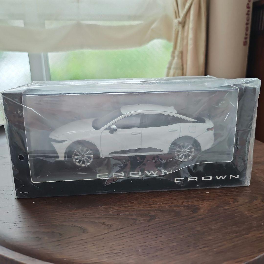 CROWNクロスオーバー　プレシャスホワイトパール　30分1モデルミニカー