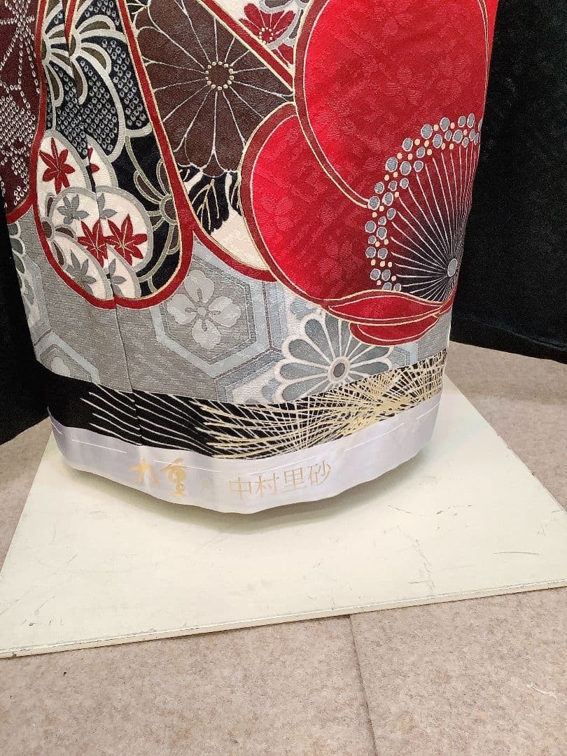 中村里砂　振袖　黒