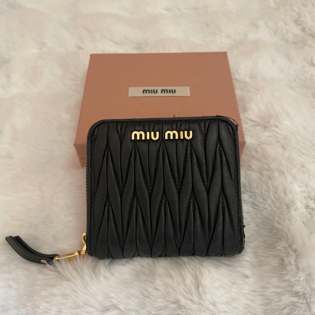 MIU MIU ミュウミュウ　二つ折財布　ブラック　NERO